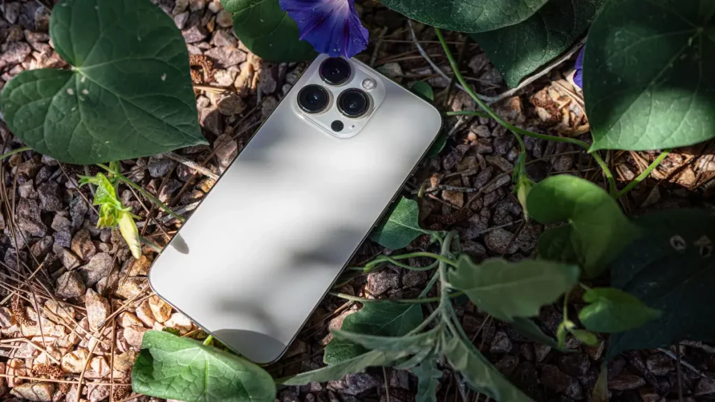 نمایی نزدیک از دوربین آیفون 13 پرو