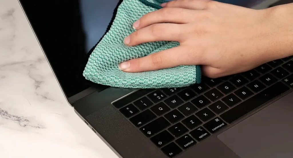 نحوه تمیز کردن نمایشگر مک یا مکبوک