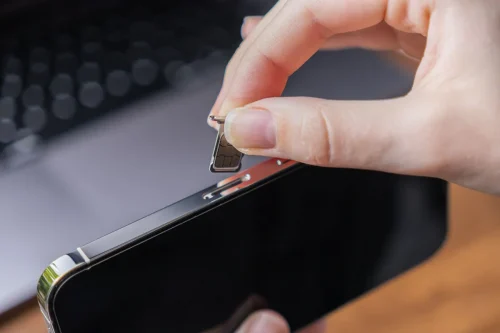 جای‌گذاری سیم کارت در آیفون